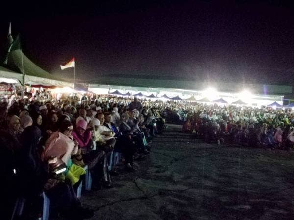 Lebih 5,000 orang hadir Ceramah Umum Penyatuan Ummah bahagian Tampin di kawasan terbuka berhampiran stesen bas Gemas malam tadi.