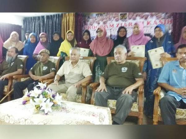 Balu anggota bergambar bersama Acryl Sani selepas menerima sumbangan asnaf hari ini.