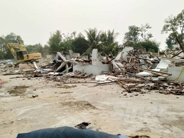 Antara kediaman yang dirobohkan menerusi operasi yang dilaksanakan di kawasan berhampiran Sungai Kedondong, Paya Jaras Rabu lalu. 