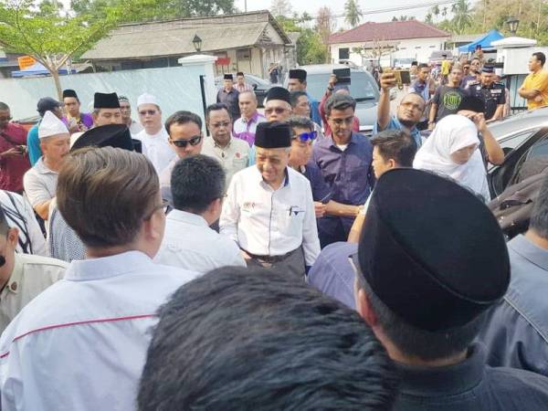 Dr Mahathir tiba di Masjid Noh Gadut, Serkat, Pontian pada jam 3.45 petang untuk solat jenazah.