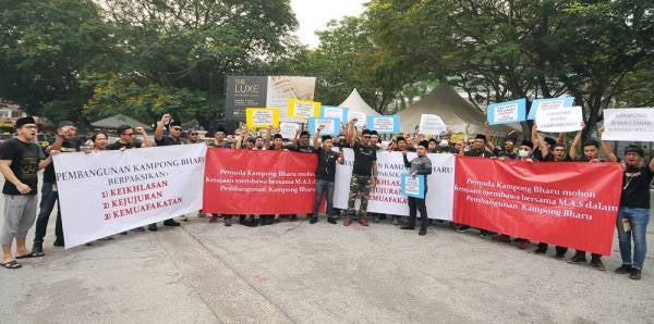 Azrul Azri (depan, kanan) bersama pemuda yang mendakwa sebagai waris dan pemilik tanah di Kampung Baru mengadakan Himpunan di luar pekarangan Dewan Perdana Felda, Kuala Lumpur hari ini.
Foto: ROSLI TALIB
