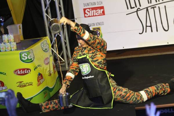 Normuhamad menampilkan aksi luar biasa semasa Teh Tarik Battle pada program Boss Teh Tarik Satu di Restoran Hakim Seksyen 7 di sini.