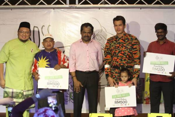 Normuhamad (dua dari kanan) bergelar juara selepas aksinya berjaya memukau para juri sekaligus menewaskan sembilan peserta yang lain dalam pertandingan ini.