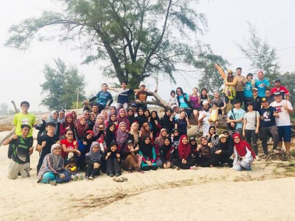 Sebahagian yang terlibat dalam program pembersihan pantai di Pantai Pelindung semalam. - FOTO NORAZWANI YUSOF