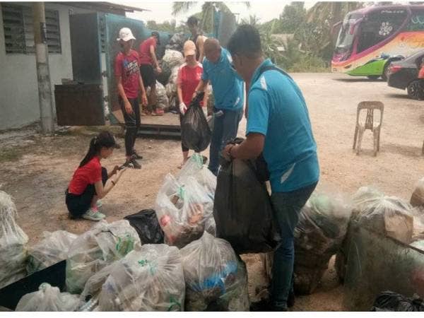 Sampah dikumpul sebelum dibuang ke dalam tong RORO.