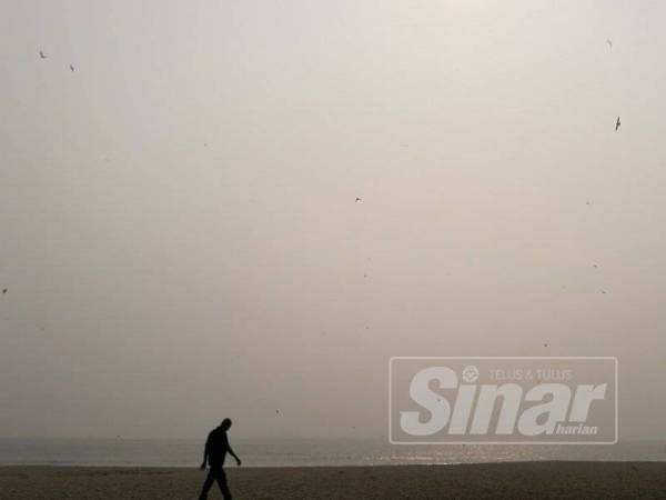 Gambar seorang lelaki dirakam berjalan di sepanjang Pantai Batu Buruk jam 9 pagi tadi.