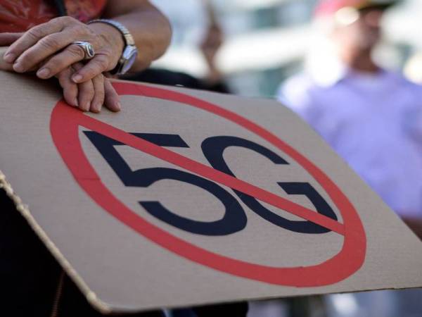 Pelancaran teknologi tanpa wayar 5G dibantah penduduk Switzerland. FOTO: AFP