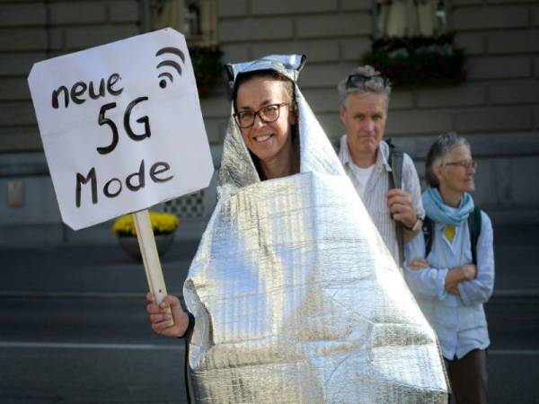 Pelancaran teknologi tanpa wayar 5G dibantah penduduk Switzerland. -FOTO: AFP