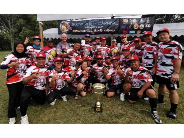 Pasukan Johan CB Kings bersama piala kejohanan.