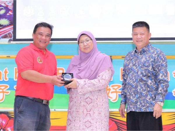 Dari kiri, Kerk, Fuziah dan Chon Siang pada majlis perasmian tersebut.