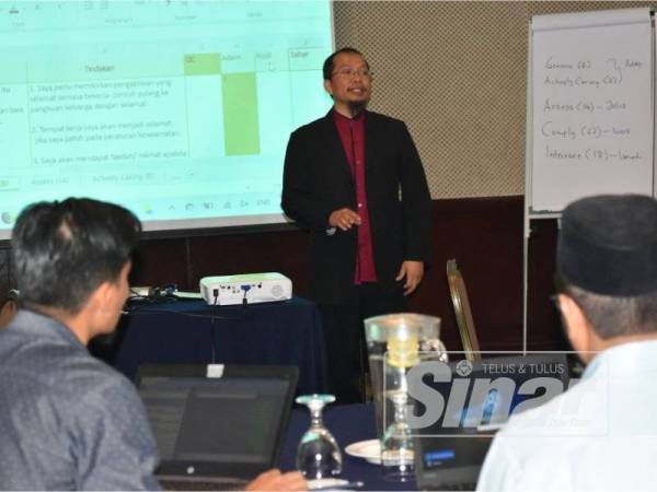 Fazrul memberi penerangan kepada peserta di Bengkel Penambahbaikan Program TSC & #SpiritualHour 2.0, Hotel Dorsett Grand Subang.