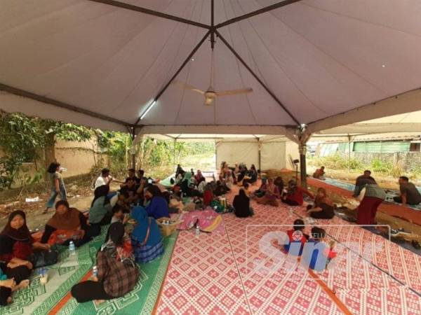 Penduduk yang masih menetap di khemah sementara di Paya Jaras.