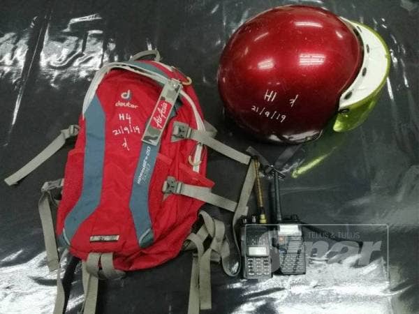 Beg dan topi keledar antara barang yang dirampas daripada suspek.