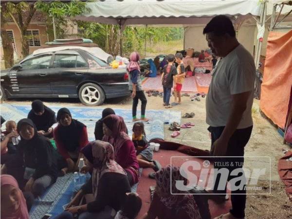 Chee Heng beramah mesra bersama penduduk di penempatan sementara di Paya Jaras Hilir di sini.
