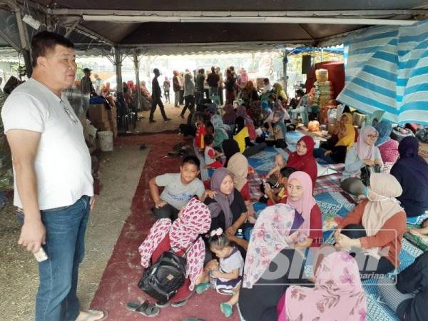 Chee Heng beramah mesra bersama penduduk di penempatan sementara di Paya Jaras Hilir di sini.
