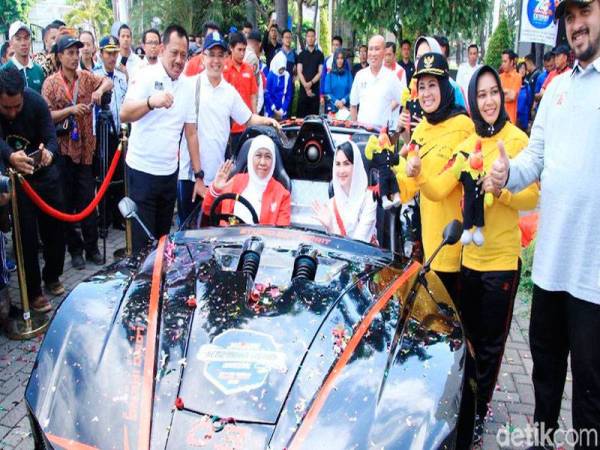 Khofifah (kiri) sempat bergambar dengan kereta tersebut dalam satu majlis pelancaran di Surabaya. -Foto Detik News