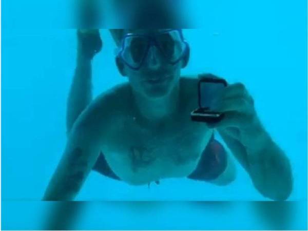 Steven Weber mengeluarkan sebentuk cincin ketika melamar kekasihnya, Kenesha Antoine. - Foto Facebook Kenesha Antoine