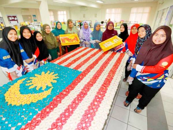 Pelajar SMPK Vokasional Kuantan menyiapkan donut jalur gemilang pada Majlis Penutupan Bulan Kemerdekaan dan Pelancaran Kelab Rukun Negara SMPK Vokasional Jumaat lalu.