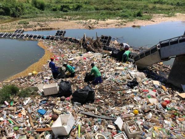 pembuangan sisa toksik ke dalam sungai