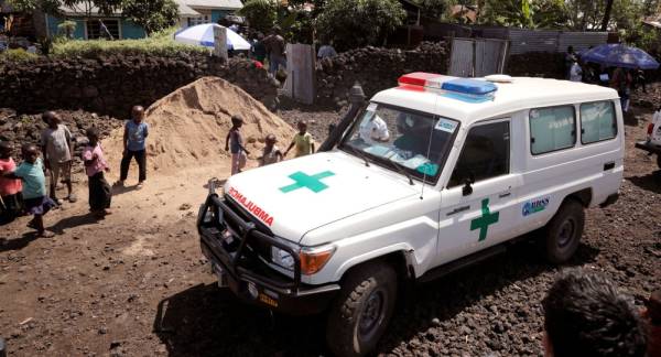 Sebuah ambulans menunggu pesakit di sebuah klinik di pedalaman Tanzania. -FOTO: AGENSI