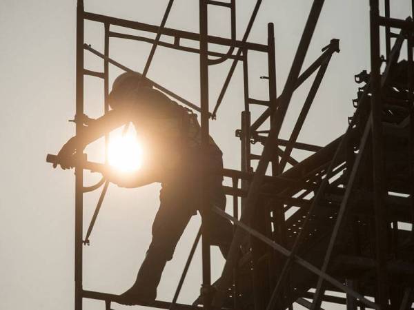 Kelihatan matahari berwarna kemerahan akibat jerebu dengan Indeks Pencemaran Udara (IPU) di Cheras mencatatkan bacaan 156 iaitu tidak sihat ketika gambar ini dirakam pada 9 pagi tadi. - Foto Bernama