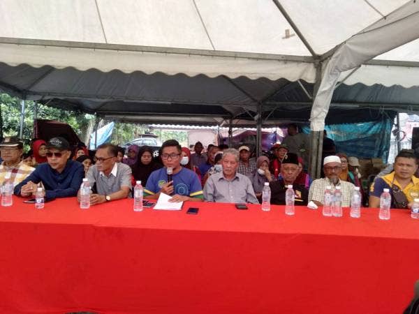 Ismail (empat dari kanan) ketika sidang media berhubung isu perobohan kediaman penduduk Sungai Kedondong, Paya Jaras hari ini.