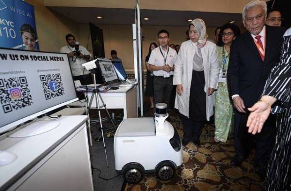 Menteri Perumahan dan Kerajaan Tempatan Zuraida Kamaruddin ketika melawat ruang pameran pada majlis pelancaran Cities 4.0 dan Rangka Kerja Bandar Pintar Malaysia hari ini. - Foto Bernama