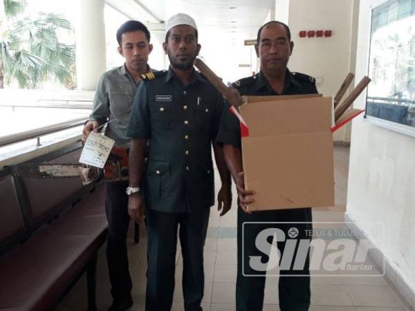 Barang rampasan daripada tertuduh yang menceroboh sebahagian Kompartmen 11 Hutan Simpan Koh Moi Kedah pada 9 Mac lalu turut di bawa ke Mahkamah Sesyen Alor Setar hari ini.