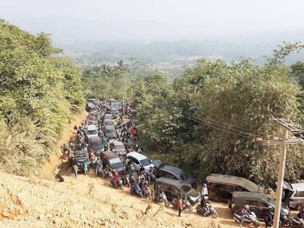 Kesesakan sehingga tujuh kilometer terutama pada hujung minggu. - Foto Kompas