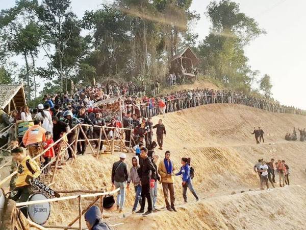 Pelancong mula tiba Jumaat malam bagi merasai pengalaman sebenar melawat 'negeri di atas awan' itu. - Foto Kompas