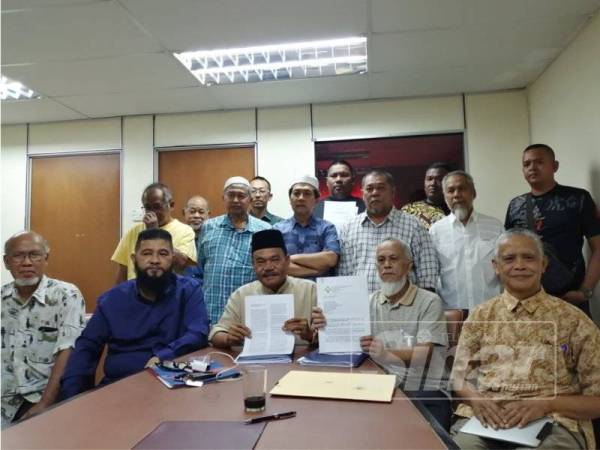 Manan (duduk, tengah) bersama kariah pada sidang media hari ini.