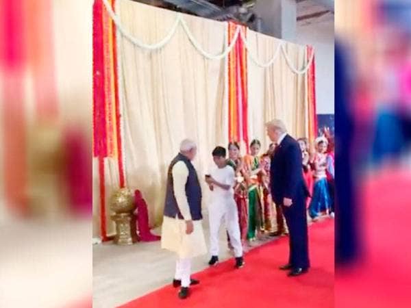 Seorang kanak-kanak berswafoto dengan Modi dan Trump. FOTO TWITTER RASMI Perdana Menteri Modi