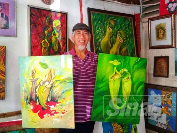 Zakaria bersama hasil karyanya yang ditempatkan di galeri miliknya.
