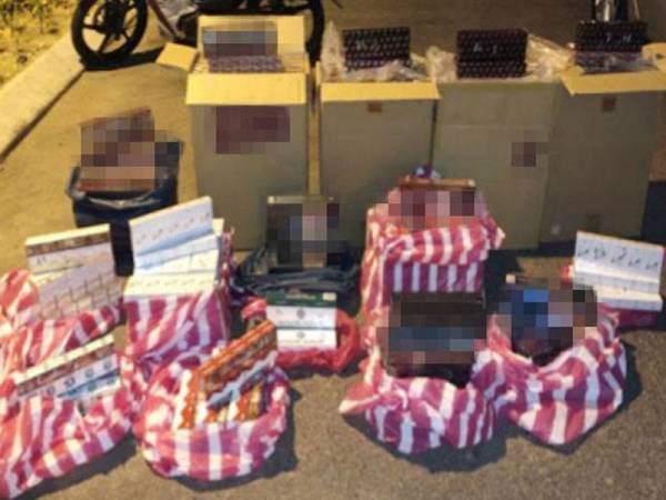 Sejumlah 425 karton rokok ditemui dalam kereta yang dipandu suspek di Jalan Cemperai 2 Kangkar Teberau, Johor malam tadi.