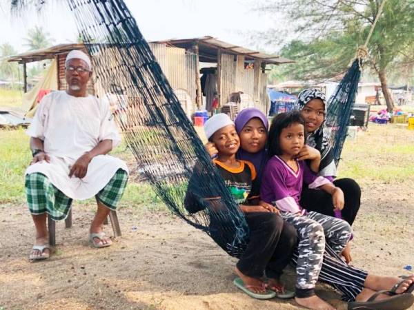 Anak-anak pasangan ini yang masih kecil dan memerlukan perbelanjaan yang banyak.