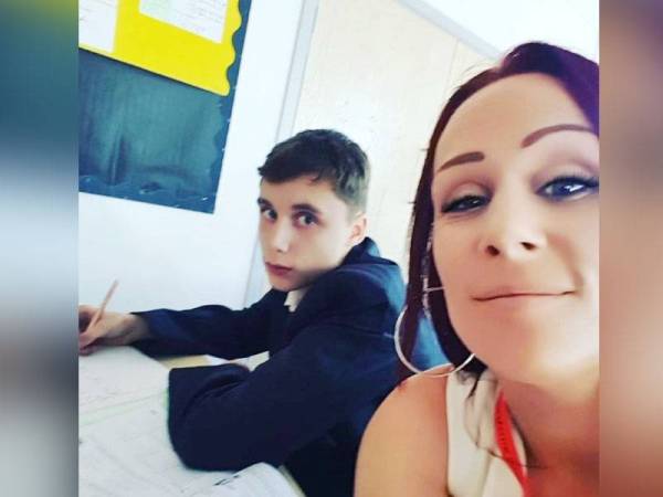 Crandley menemani anaknya dalam kelas bagi memantau tingkah laku Harley. - Foto METRO.COM