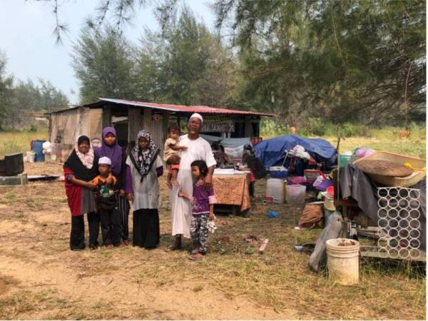 Tujuh beranak di Kampung Baru Pantai Mek Mas di sini terpaksa tinggal dalam bangsal tanpa dinding disebabkan kesempitan hidup.