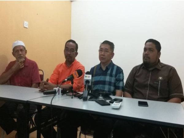 Salahuddin ( dua dari kanan) sewaktu sidang media PRK Tanjung Piai di Pusat Khidmat DUN Pekan Nanas, di sini hari ini.