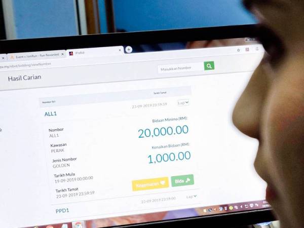 Seorang pengguna melihat laman sistem bidaan nombor pendaftaran kenderaan siri ALL. - foto: BERNAMA