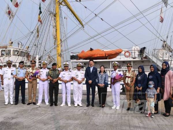 Penolong Ketua Staf Sumber Manusia TLDM, Anuar Mohamed menyambut Tentera Nasional Indonesia Angkatan Laut yang tiba bersama KRI Bima Suci 945 di Pelabuhan Klang pagi tadi.
- Foto SHARIFUDIN ABDUL RAHIM