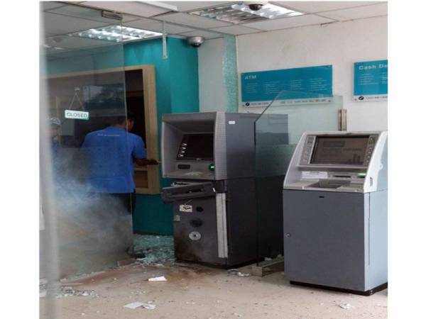 Keadaan mesin ATM di bank berkenaan yang diletupkan dalam kejadian itu