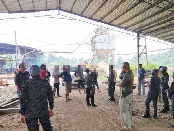 Anggota melakukan serbuan di salah sebuah kilang kayu, dalam operasi semalam. Foto: JIM Terengganu