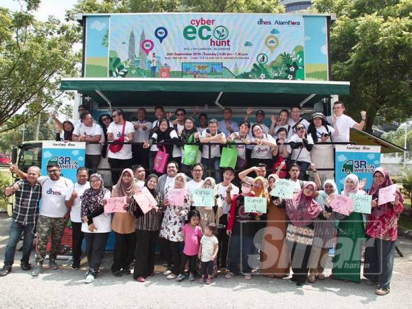 Ketua Pegawai Eksekutif Alam Flora, YB Mohd Zain Hassan bersama Sufian Suhaimi dan penduduk Apartment Fasa 7 pada program kutipan minyak masak terpakai oleh Alamflora di Apartment Fasa 7,Putrajaya. - Foto Sinar Harian/ZAHID IZZANI