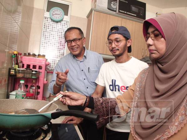 Nor faizah ahmad kamal, memasak didapur rumahnya bersama Ketua Pegawai Eksekutif Alam Flora, YB Mohd Zain Hassan dan Sufian Suhaimi pada program kutipan minyak masak terpakai oleh Alamflora di Apartment Fasa 7,Putrajaya. - Foto Sinar Harian/ZAHID IZZANI