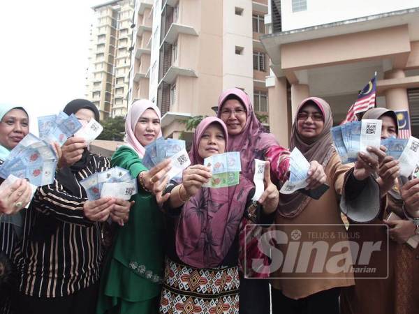 Resit dan wang dikeluarkan hasil dari penjualan minyak masak yang telah digunakan pada program kutipan minyak masak terpakai oleh Alamflora di Apartment Fasa 7, Putrajaya. - Foto Sinar Harian/ZAHID IZZANI