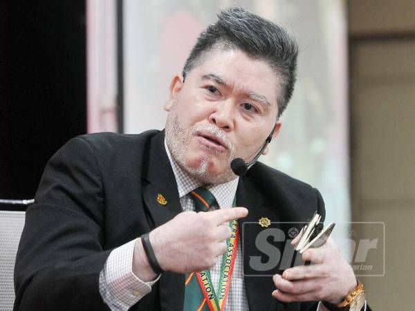 Pengasas Bersama #FFG (Food For Gelandangan) & Penasihat Helping Shoulder, Op Mohd Azizan Zainal Abdidn menyampaikan hujah pada Wacana Sinar siri ke 128 yang bertajuk Kemiskinan: Kenapa Tidak Selesai yang diadakan di Kumpulan Media Karangkraf Sdn. Bhd. - Foto Sinar Harian/ROSLI TALIB