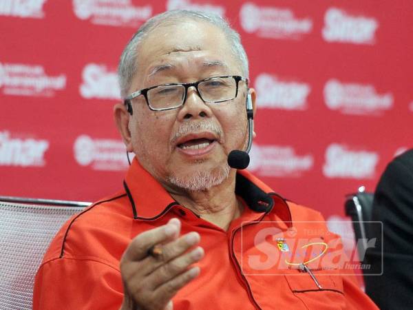 Mantan Felo Utama, Institut Alam Sekitar Dan Pembangunan (Lestari) UKM, Prof. Emiratus Chamhuri Siwar menyampaikan hujah pada Wacana Sinar siri ke 128 yang bertajuk Kemiskinan: Kenapa Tidak Selesai yang diadakan di Kumpulan Media Karangkraf Sdn. Bhd. - Foto Sinar Harian/ROSLI TALIB