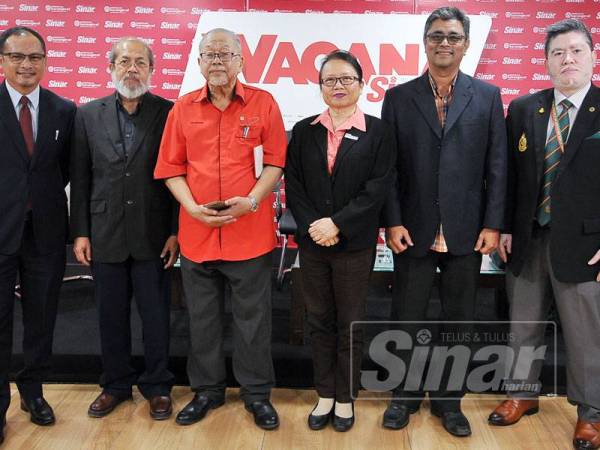 Moderator dan panelis bergambar selepas selesai Wacana Sinar siri ke 128 yang bertajuk Kemiskinan: Kenapa Tidak Selesai yang diadakan di Kumpulan Media Karangkraf Sdn. Bhd. - Foto Sinar Harian/ROSLI TALIB