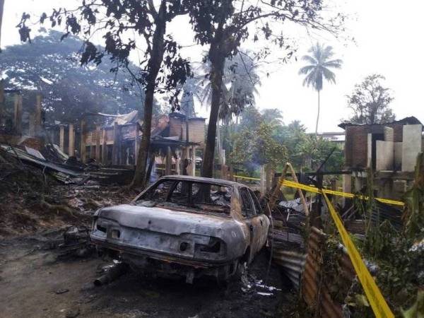 Kereta turut musnah dalam kebakaran malam tadi.