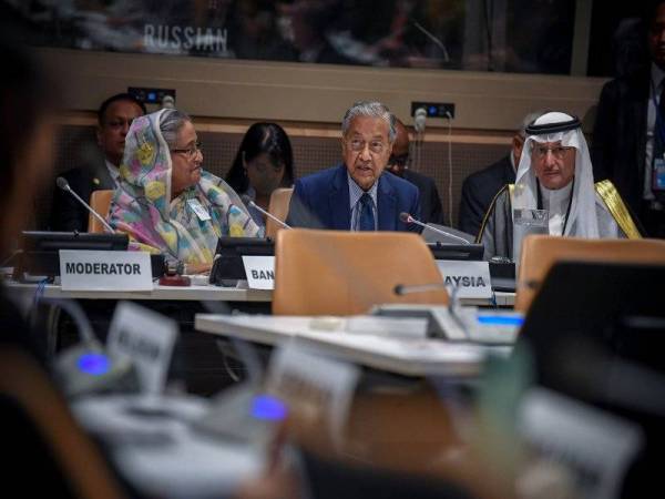 Dr Mahathir (tengah) bercakap pada acara sampingan peringkat tinggi mengenai ‘Krisis Rohingya - Menuju Ke Hadapan’ yang berlangsung di ibu pejabat PBB, New York. FOTO: BERNAMA